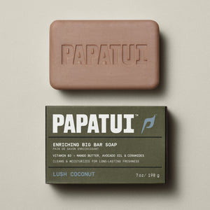 PAPATUI™ Cedar Sport Enriching Big Bar Soap 7oz moisturizing mens bar soap enriched with Vitamin B3, mango butter, avocado oil, and ceramides. Designed to cleanse and hydrate for long-lasting freshness. The packaging is olive green with bold white typography, and the beige soap bar features an embossed 